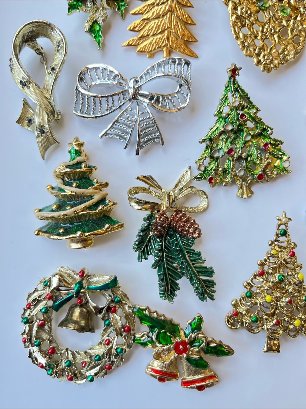 Christmas Holiday Brooch lot of 21 pcs mixed designer gold silver toned jewelry - Picture 7 of 13